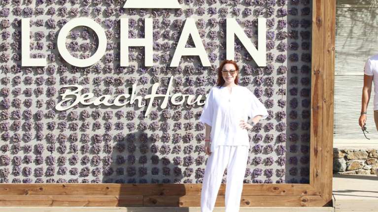 Για ποιο λόγο η Λίντσεϊ Λόχαν διάλεξε τη Μύκονο για να ανοίξει το μπαρ της