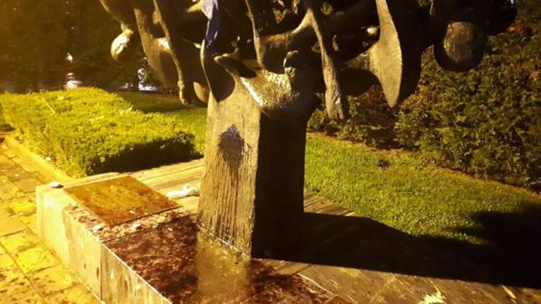 Θεσσαλονίκη: Άγνωστοι πέταξαν μπογιές στο Μνημείο του Ολοκαυτώματος -φωτό