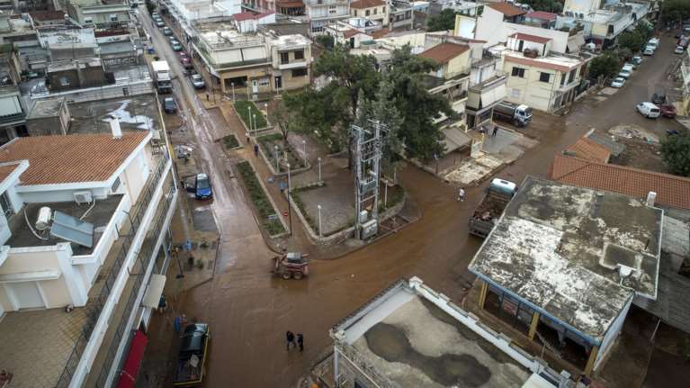 «Βούλιαξαν» στη λάσπη η Μάνδρα και η Μαγούλα -Εικόνες