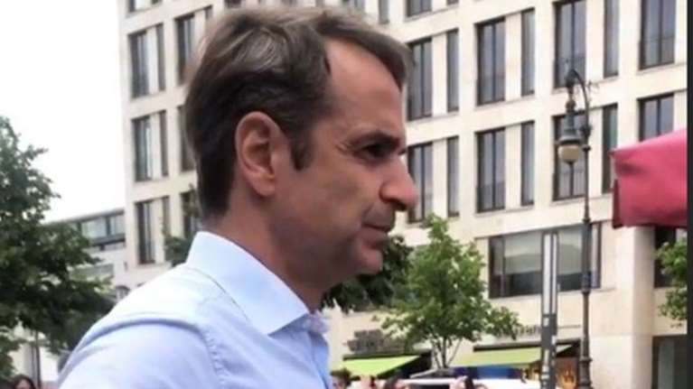 Ο Μητσοτάκης στο Βερολίνο: Μουντιάλ και μπύρα (φωτό)