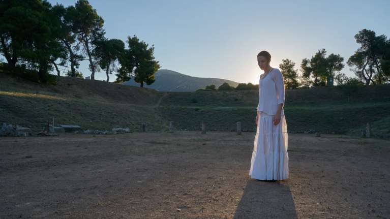 H Στεφανία Γουλιώτη παρουσιάζει τις Ευμενίδες το ξημέρωμα