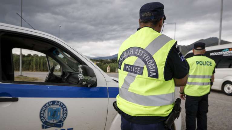 Εξαρθρώθηκε κύκλωμα παράνομων αδειών διαμονής σε αλλοδαπούς