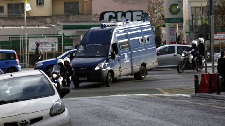 Πρώην πολιτευτές σε κύκλωμα παράνομων ελληνοποιήσεων