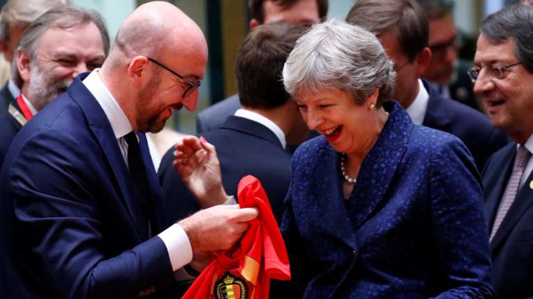 Τη φανέλα της εθνικής Βελγίου χάρισε στη Μέι ο Σαρλ Μισέλ [φωτό]