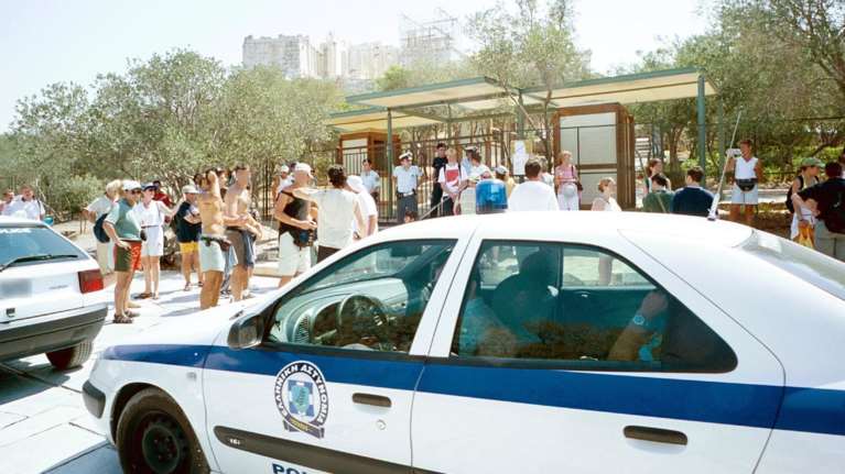 Με σπασμένα μπουκάλια λήστεψαν ζευγάρι τουριστών στην Ακρόπολη