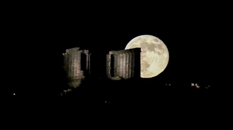 Η Πανσέληνος του Ιουνίου ξεπροβάλλει στο Σούνιο