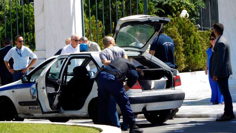 Σύλληψη ηγετικού στελέχους του «Ρουβίκωνα» μετά τις απειλές κατά καναλιού