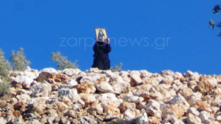 Φωτιά στα Χανιά - Βγήκαν οι καλόγριες με τα εικονίσματα