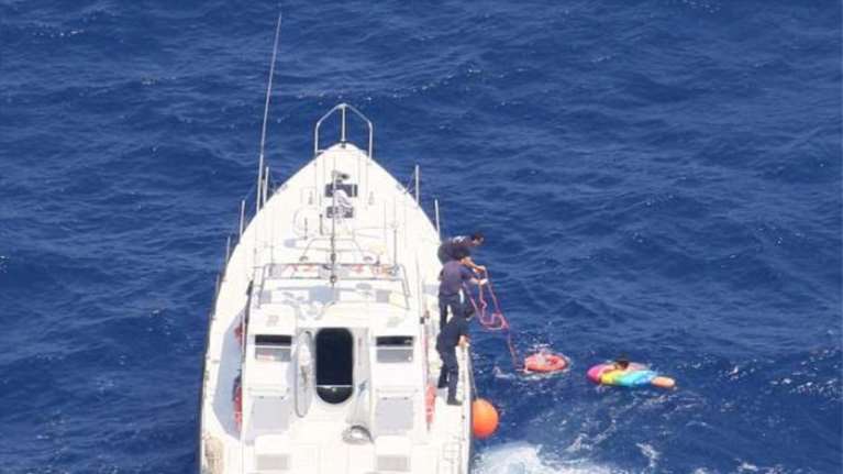 Φωτογραφίες από τη διάσωση της 55χρονης που έμεινε 20 ώρες στη θάλασσα