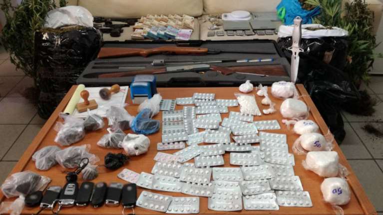 Επιχείρηση σε καταυλισμούς Ρομά: Οπλα, ναρκωτικά και 93.000 ευρώ