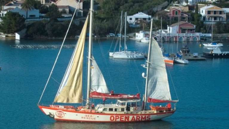 Στη Βαρκελώνη άλλο ένα πλοίο με 59 μετανάστες από τη Λιβύη