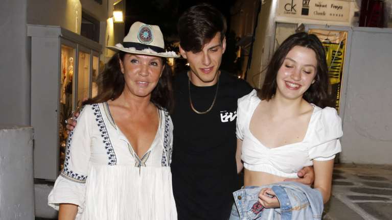 Βάνα Μπάρμπα: Απόδραση στη Μύκονο με την κούκλα κόρη της [Εικόνες]