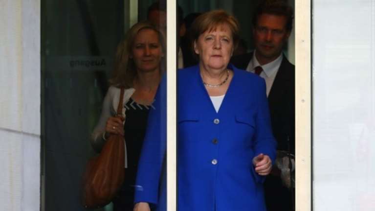 Ολοκληρώθηκε η συνάντηση Μέρκελ-Ζεεχόφερ στο Βερολίνο παρουσία Σόιμπλε