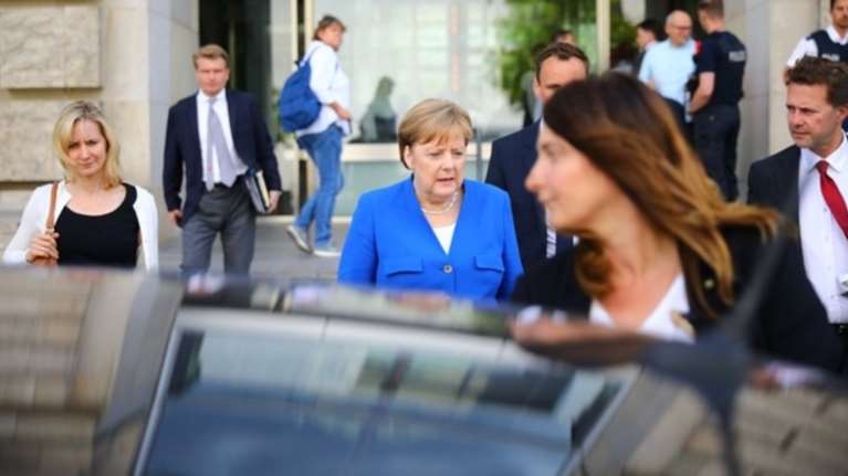 Θρίλερ χωρίς τέλος: «Στο χείλος του γκρεμού» Μέρκελ και Zεεχόφερ