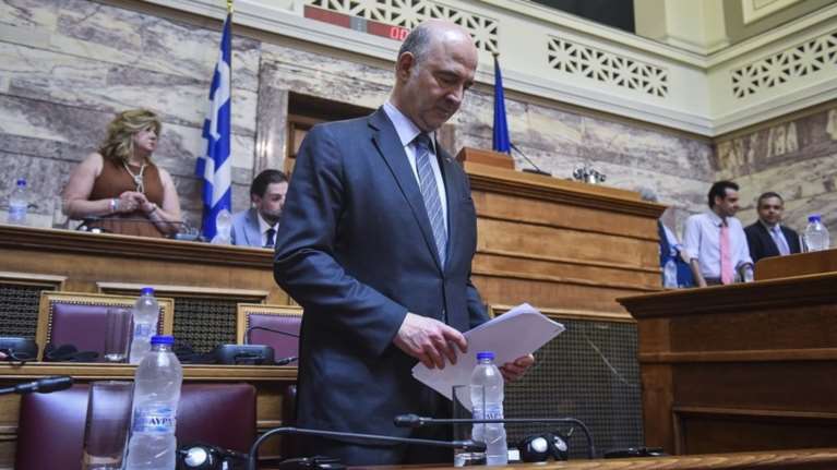 «Ναι μεν... αλλά» από Μοσκοβισί στη Βουλή για την επόμενη μέρα