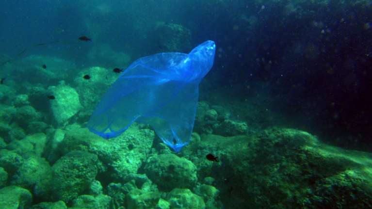 Η Μεσόγειος κινδυνεύει να μετατραπεί σε μια «πλαστική θάλασσα»