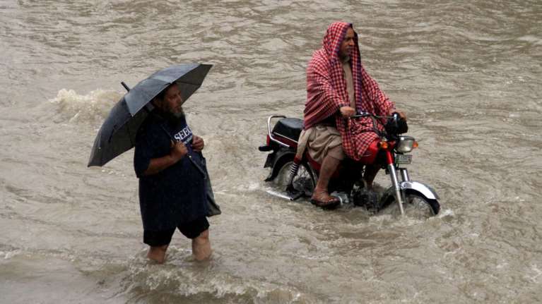Eξι νεκροί στις χειρότερες βροχές εδώ και 38 χρόνια στη Λαχόρη