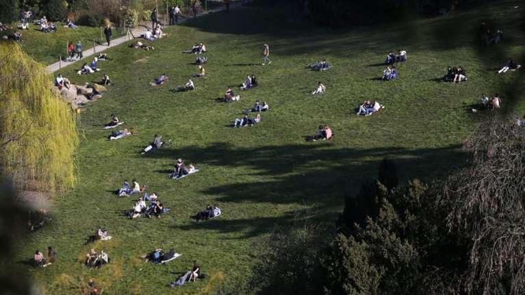 To Παρίσι απαγορεύει το κάπνισμα στα πάρκα