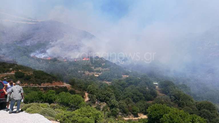 Σε εξέλιξη μεγάλη πυρκαγιά στα Χανιά κοντά σε οικισμό
