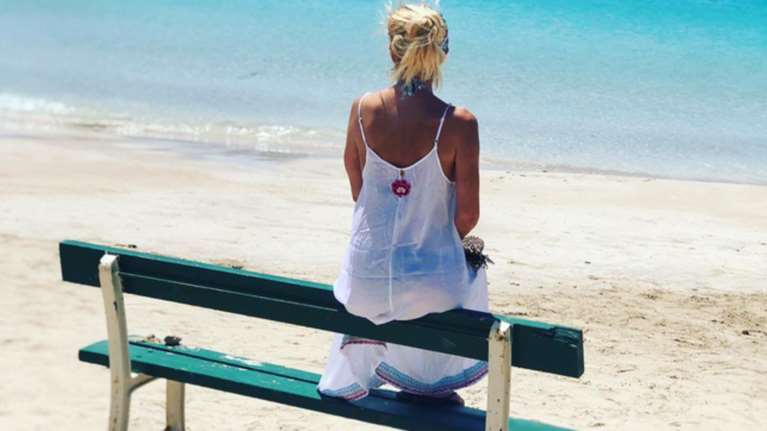 &quot;Τρολάρισμα&quot; στην Ελένη Μενεγάκη: Πού το βρήκες το παγκάκι στις Μπαχάμες