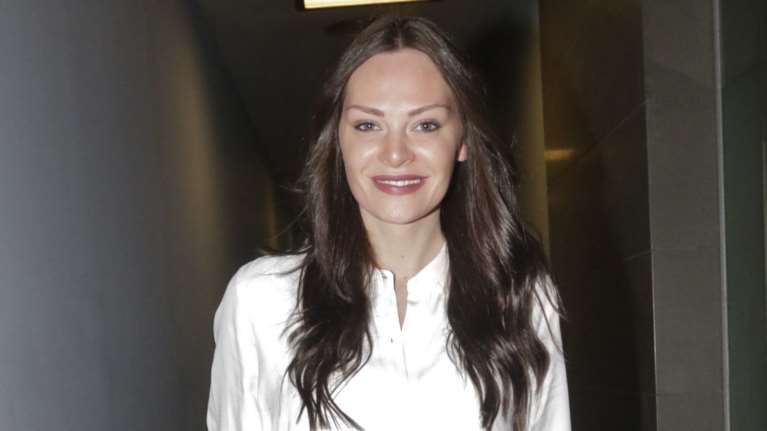 Η Υβόννη Μπόσνιακ κάνει πρόβα νυφικού λίγο πριν από το γάμο με τον Ρέμο