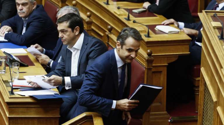 Στα άκρα η σύγκρουση Τσίπρα-Μητσοτάκη με προσωπικές επιθέσεις