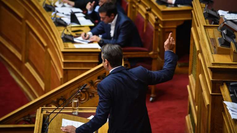 «Ντροπή», «Ψεύτης», «Διαπλοκή»: Πρωτοφανής ένταση στη Βουλή