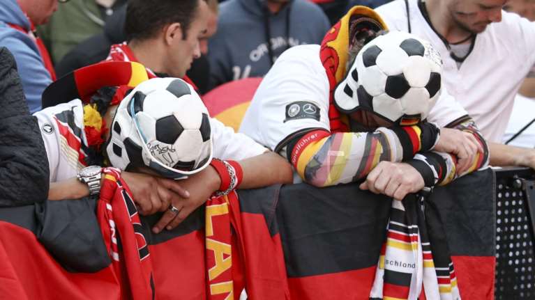 DW: Ποιον στηρίζουν οι Γερμανοί μετά τον αποκλεισμό τους;