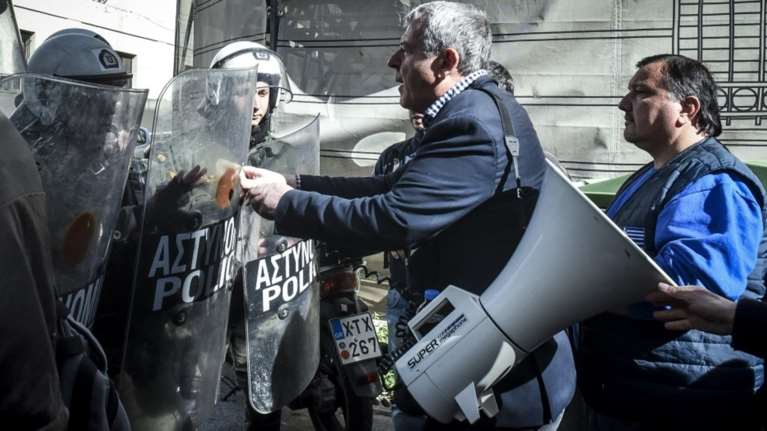 Ενταση στη συγκέντρωση της ΠΟΕΔΗΝ έξω από το ΥΠΟΙΚ