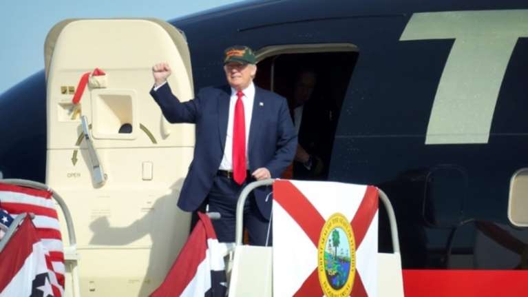 Εκτός Λονδίνου, για τον φόβο των διαδηλωτών, οι επαφές Τραμπ στη Βρετανία