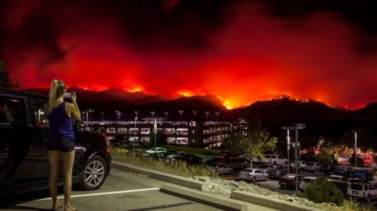 Ένας νεκρός και μεγάλες καταστροφές από δασική πυρκαγιά στις ΗΠΑ