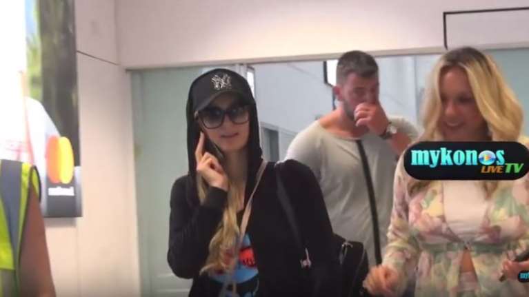 Εφτασε στη Μύκονο η Πάρις Χίλτον μοιράζοντας... φιλοδωρήματα (Βίντεο)