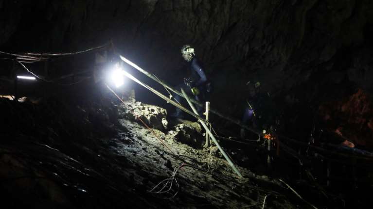 Αγώνας δρόμου για τη διάσωση των 12 παιδιών στην Ταϊλάνδη