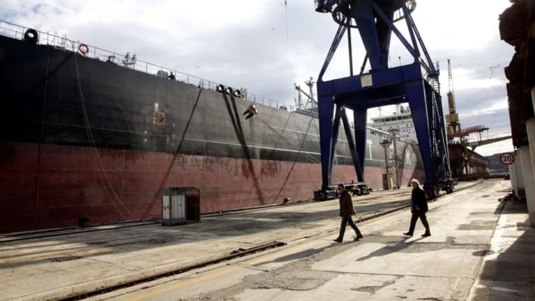 Καταδικάζει η ΠΟΣΕΠΕ τις επιθέσεις από εργαζόμενους στο Νεώριο