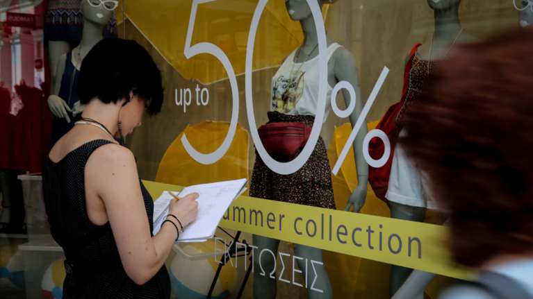Θερινές εκπτώσεις: Ανοιχτά την Κυριακή τα καταστήματα - Το ωράριο - Τι πρέπει να προσέχουν οι καταναλωτές