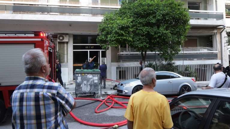 Φωτιά σε διαμέρισμα στην Αθήνα - Απεγκλωβίστηκαν δύο άνδρες