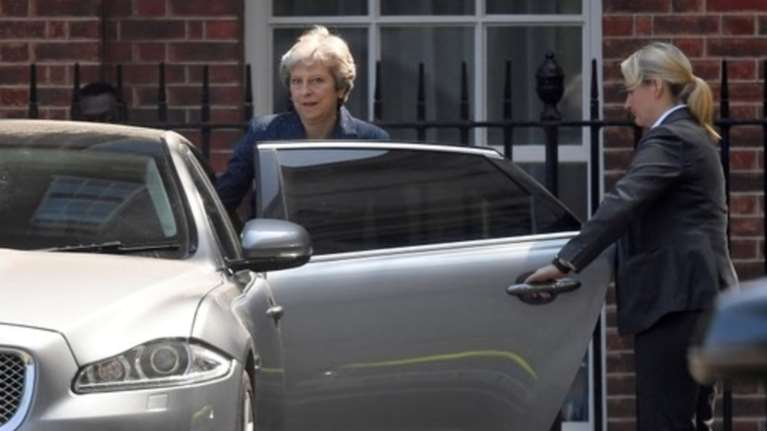 Deutche Welle: Προς το παρόν εκτός «κινδύνου» η Τερέζα Μέι