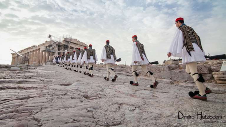 Έκθεση φωτογραφίας «Εύζωνες / Οι φύλακες των αφανών» στην Κρήτη