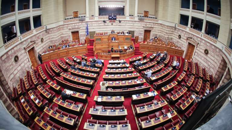 Πυρά για τη νυχτερινή τροπολογία για το χρόνο των αυτοδιοικητικών εκλογών