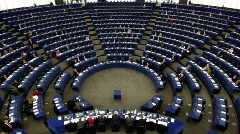 Deutsche Welle: «Παράλληλα εισοδήματα» και στην Ευρωβουλή