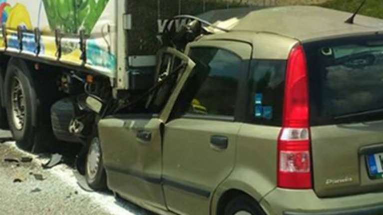 Αυτοκίνητο «καρφώθηκε» κάτω από νταλίκα: Θύμα νεαρή γυναίκα