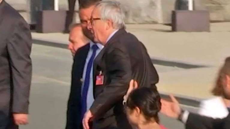 Τρέκλιζε ο Γιούνκερ στη Σύνοδο του ΝΑΤΟ