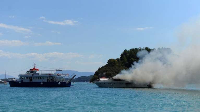 Βυθίστηκε ιστιοπλοϊκό μετά από φωτιά ενώ έπλεε στη θάλασσα της Ζακύνθου