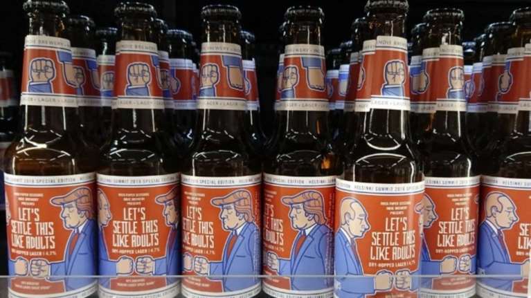 Μαύρη μπύρα σε ειδικό μπουκάλι ειδικά για τη συνάντηση Πούτιν - Τραμπ