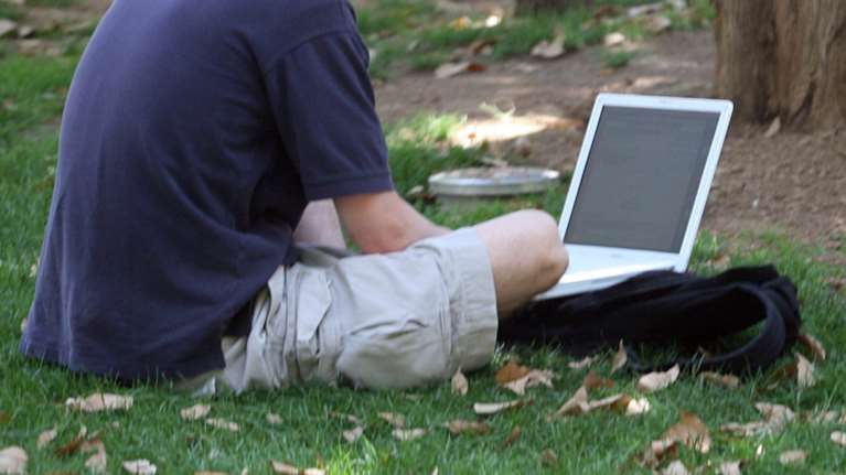 Xαμηλή αυτοπεποίθηση κρύβει ο εθισμός στο διαδίκτυο