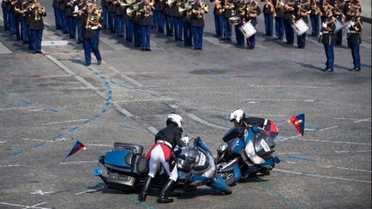 Παρέλαση με μεγαλοπρέπεια και... απρόοπτα στο Παρίσι για τη 14η Ιουλίου