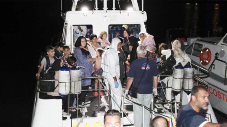 Εν αναμονή πολιτικής λύσης οι 442 μετανάστες σε δυο στρατιωτικά πλοία