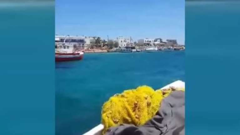 Η στιγμή που τουριστικό σκάφος συγκρούεται με πλοιάριο στην Πάρο