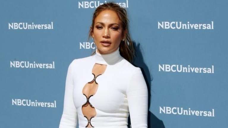 Τζένιφερ Λόπεζ: Με κατακόκκινο σούπερ μίνι φόρεμα σε βραδινή έξοδο