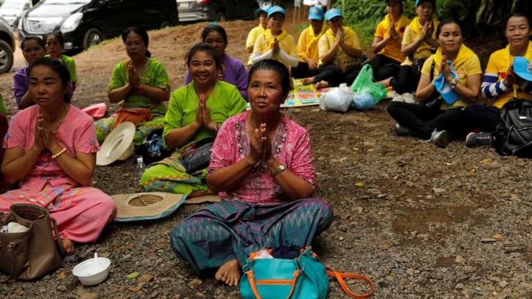 Οι Ταϊλανδοί ευχαριστούν τα πνεύματα της σπηλιάς που έσωσαν τα παιδιά